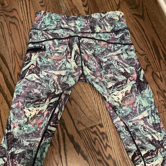 Lululemon crop pant - size 8 - Picture 4 of 5